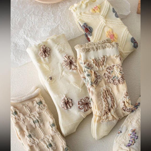 7 pair Women MultiColor Vintage Floral Socks-NIP - Picture 3 of 5